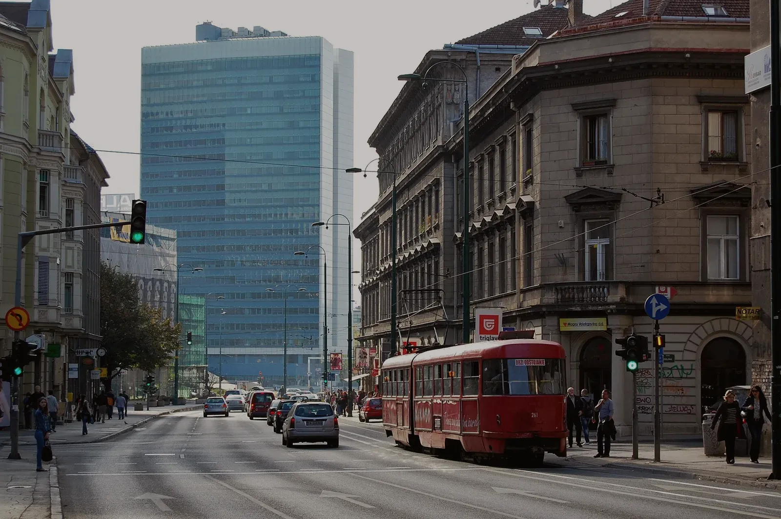 Tramvaj linije 3 ispred tornjeva u centru Sarajeva